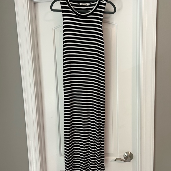 Black and white striped, bodycon sleeveless midi dress - Picture 5 of 8